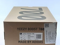 Paar sneakers, maat 40 2/3 adidas, yeezy boost 700 - gw0296 - afbeelding 3 van  11
