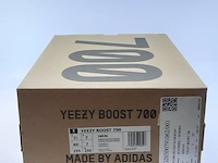 Paar sneakers, maat 40 2/3 adidas, yeezy boost 700 gw0296 - afbeelding 2 van  10