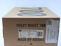 Paar sneakers, maat 40 2/3 adidas, yeezy boost 700 v2 gy7924 - afbeelding 2 van  10