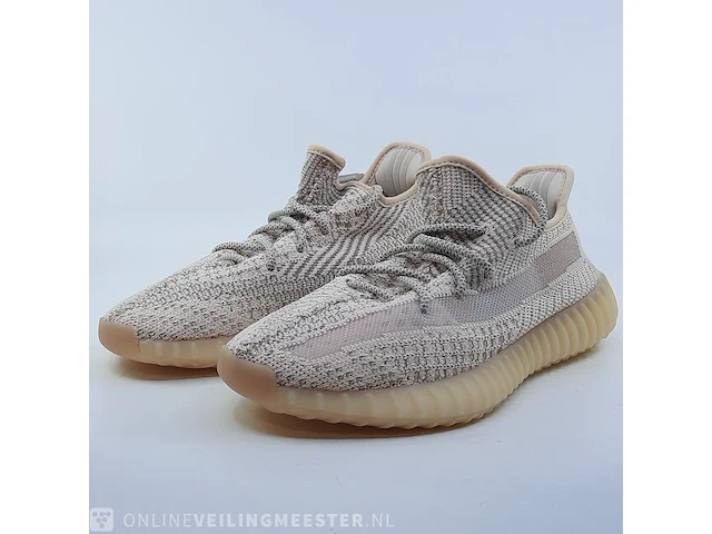Paar sneakers, maat 41 1/3 adidas, yeezy boost 350 v2 fv5666 - afbeelding 1 van  10