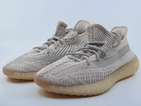 Paar sneakers, maat 41 1/3 adidas, yeezy boost 350 v2 fv5666