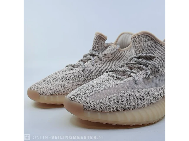 Paar sneakers, maat 41 1/3 adidas, yeezy boost 350 v2 fv5666 - afbeelding 3 van  10
