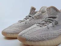 Paar sneakers, maat 41 1/3 adidas, yeezy boost 350 v2 fv5666 - afbeelding 3 van  10