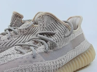 Paar sneakers, maat 41 1/3 adidas, yeezy boost 350 v2 fv5666 - afbeelding 4 van  10