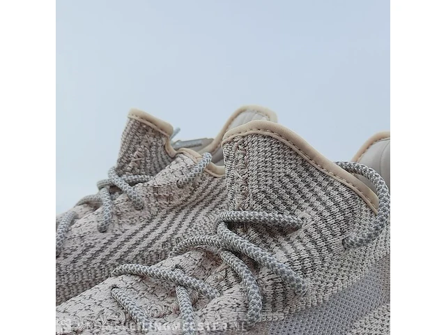 Paar sneakers, maat 41 1/3 adidas, yeezy boost 350 v2 fv5666 - afbeelding 5 van  10