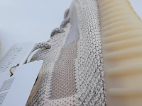 Paar sneakers, maat 41 1/3 adidas, yeezy boost 350 v2 fv5666 - afbeelding 9 van  10