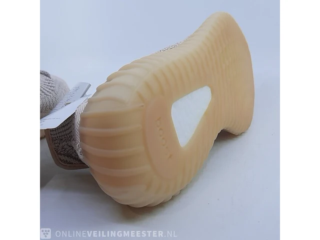 Paar sneakers, maat 41 1/3 adidas, yeezy boost 350 v2 fv5666 - afbeelding 10 van  10
