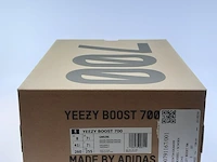 Paar sneakers, maat 41 1/3 adidas, yeezy boost 700 gw0296 - afbeelding 9 van  9