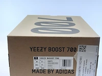 Paar sneakers, maat 41 1/3 adidas, yeezy boost 700 hq6979 - afbeelding 2 van  10