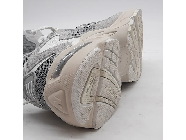 Paar sneakers, maat 42 1/2, new balance - afbeelding 2 van  11