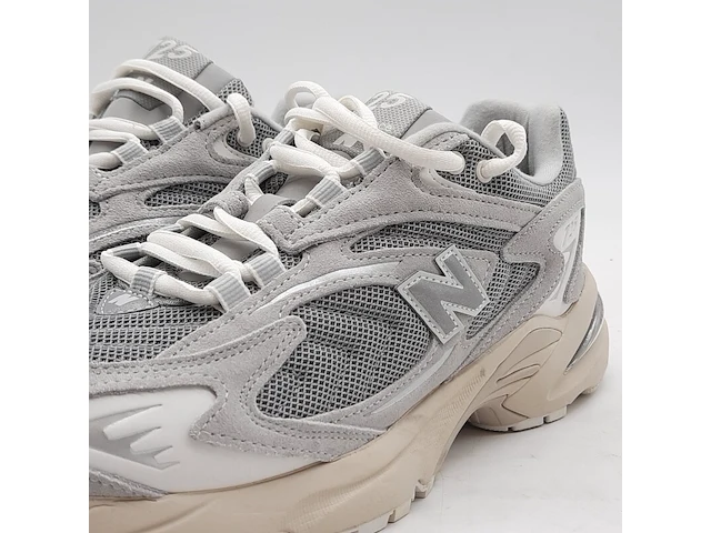 Paar sneakers, maat 42 1/2, new balance - afbeelding 5 van  11