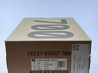 Paar sneakers, maat 42 2/3 adidas, yeezy boost 350 v2 gy7924 - afbeelding 2 van  10