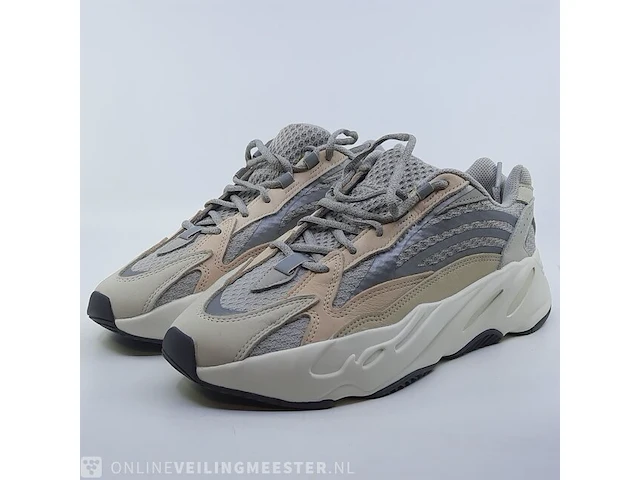 Paar sneakers, maat 42 2/3 adidas, yeezy boost 350 v2 gy7924 - afbeelding 1 van  10