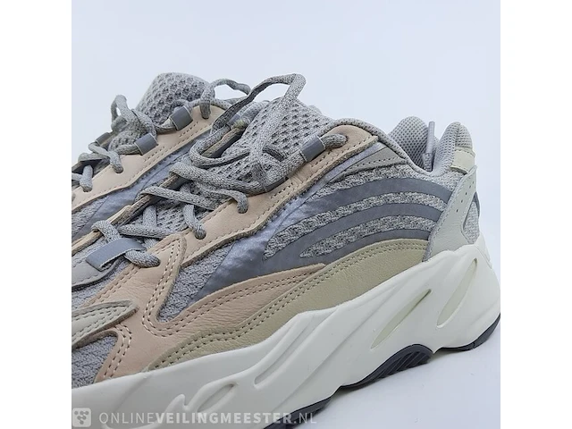 Paar sneakers, maat 42 2/3 adidas, yeezy boost 350 v2 gy7924 - afbeelding 4 van  10