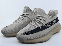 Paar sneakers, maat 42 2/3 adidas, yeezy boost 350 v2 hp7870 - afbeelding 1 van  10