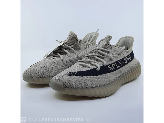 Paar sneakers, maat 42 adidas, yeezy boost 350 v2 hp7870 - afbeelding 1 van  9