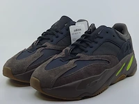 Paar sneakers, maat 42 adidas, yeezy boost 700 ee9614