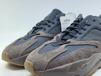 Paar sneakers, maat 42 adidas, yeezy boost 700 ee9614 - afbeelding 2 van  9