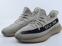 Paar sneakers, maat 43 1/3 adidas, yeezy boost 350 v2 - afbeelding 1 van  10