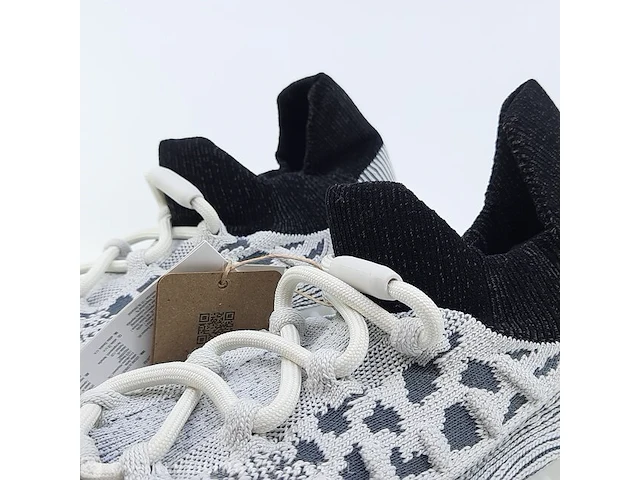 Paar sneakers, maat 44 2/3 adidas, yeezy 350 v2 cmpct - afbeelding 5 van  10