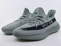 Paar sneakers, maat 44 adidas, yeezy boost 350 v2 hq2060