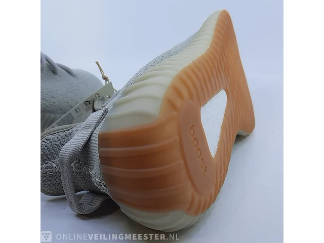 Paar sneakers, maat 45 1/3 adidas, yeezy boost 350 v2 f99710 - afbeelding 2 van  11