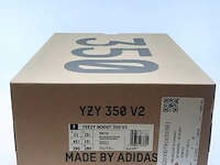 Paar sneakers, maat 45 1/3 adidas, yeezy boost 350 v2 f99710 - afbeelding 3 van  11