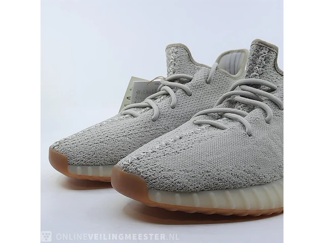 Paar sneakers, maat 45 1/3 adidas, yeezy boost 350 v2 f99710 - afbeelding 4 van  11