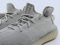Paar sneakers, maat 45 1/3 adidas, yeezy boost 350 v2 f99710 - afbeelding 5 van  11