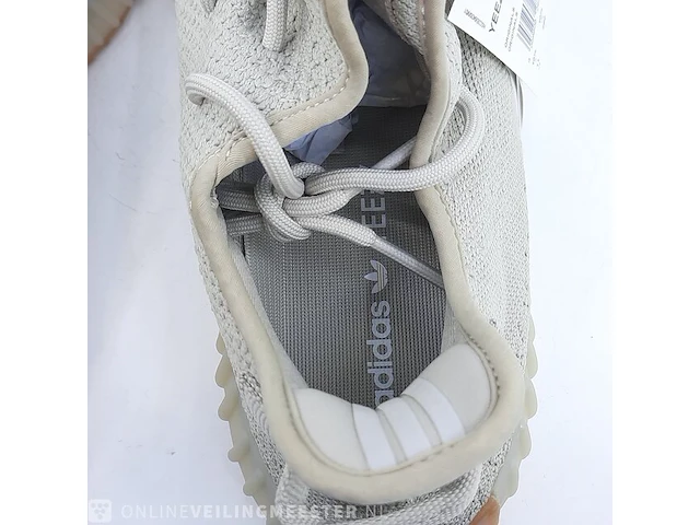 Paar sneakers, maat 45 1/3 adidas, yeezy boost 350 v2 f99710 - afbeelding 10 van  11
