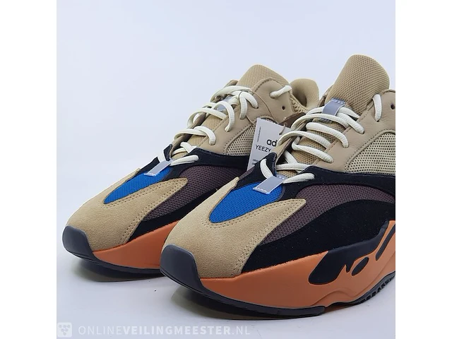 Paar sneakers, maat 48 2/3 adidas, yeezy boost 700 - afbeelding 2 van  9