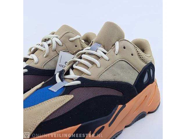 Paar sneakers, maat 48 2/3 adidas, yeezy boost 700 - afbeelding 3 van  9