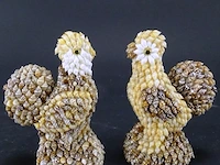Paar van kleine schelpjes vervaardigde hanen - afbeelding 1 van  5