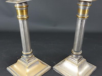Paar zuilvormige sheffield-kandelaars uit de 18e eeuw - afbeelding 1 van  5