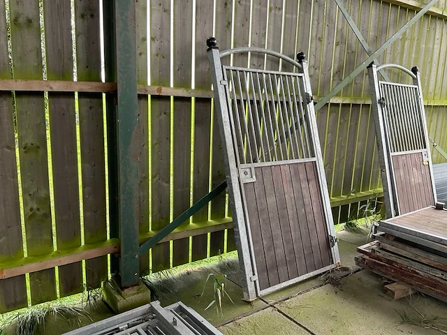 Paardenbox deur poort - afbeelding 2 van  7