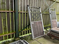 Paardenbox deur poort - afbeelding 2 van  7