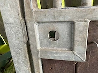 Paardenbox deur poort - afbeelding 3 van  7