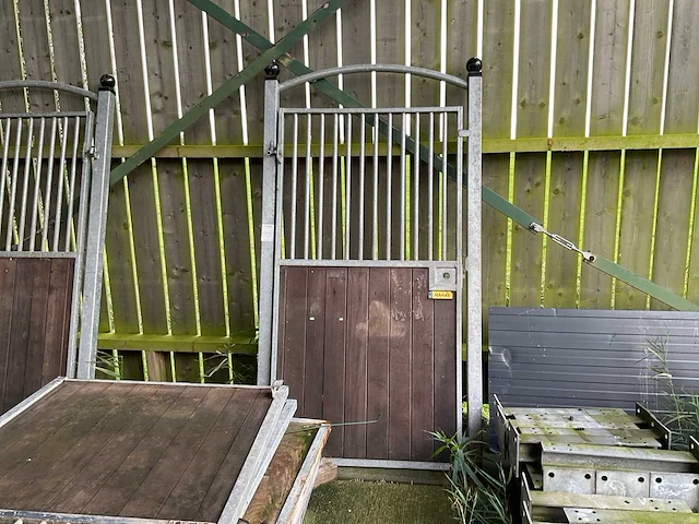 Paardenbox deur poort - afbeelding 1 van  5