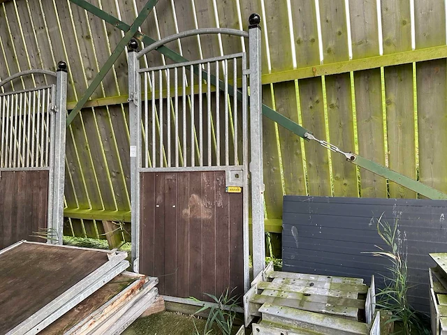Paardenbox deur poort - afbeelding 2 van  5
