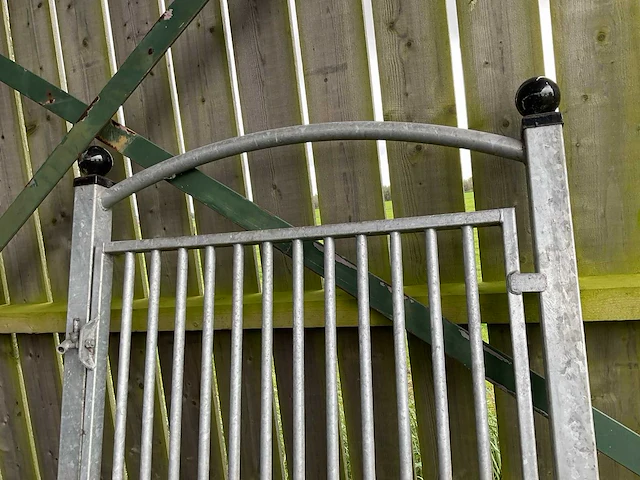 Paardenbox deur poort - afbeelding 3 van  5
