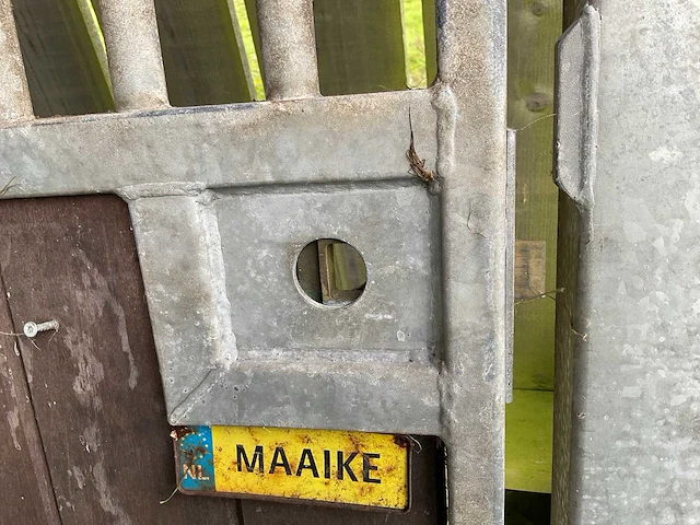 Paardenbox deur poort - afbeelding 4 van  5