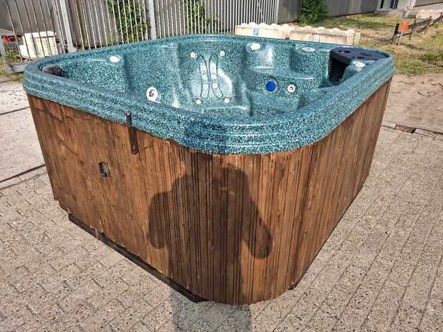 Pacific 6 persoons amerikaans jacuzzi en buitenspa - afbeelding 13 van  20