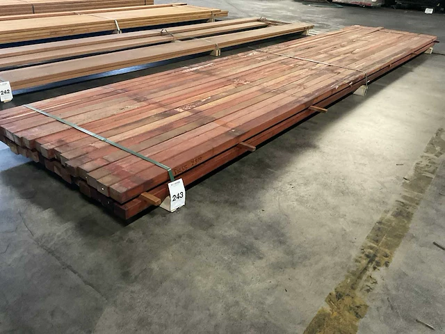 Padouk regels geschaafd 40x60 mm (32x) - afbeelding 1 van  6