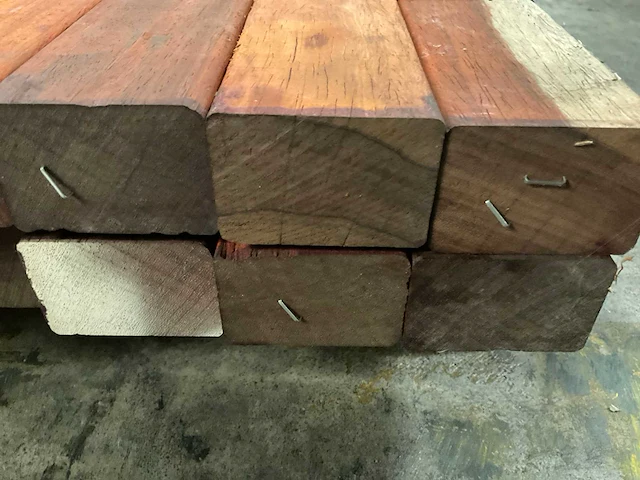 Padouk regels geschaafd 40x60 mm (32x) - afbeelding 6 van  6