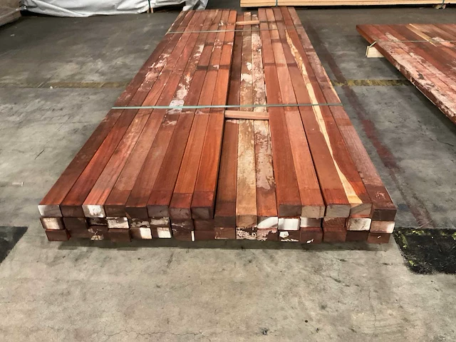 Padouk regels geschaafd 40x60 mm (45x) - afbeelding 1 van  5