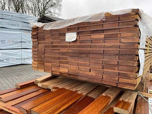 Pakoeli hardhouten planken geschaafd 21x90mm, lengte 125cm - 185cm (140x) - afbeelding 2 van  3