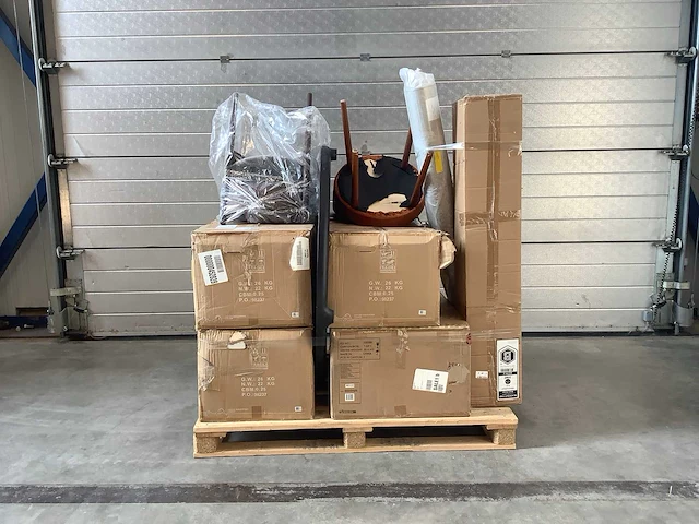 Pallet - designmeubels - retourgoederen - 9 items - afbeelding 1 van  5