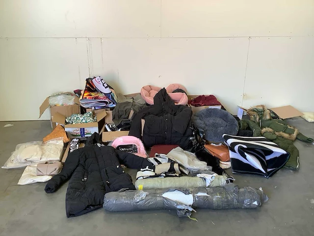 Pallet - textiel - retourgoederen - afbeelding 11 van  17