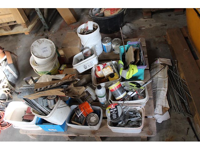 Pallet gevuld met diverse bouwmaterialen. - afbeelding 1 van  3