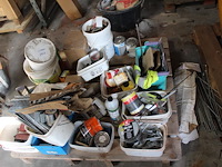 Pallet gevuld met diverse bouwmaterialen. - afbeelding 1 van  3